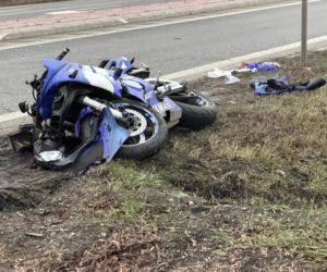 Pijany motocyklista wbił się w tył skody