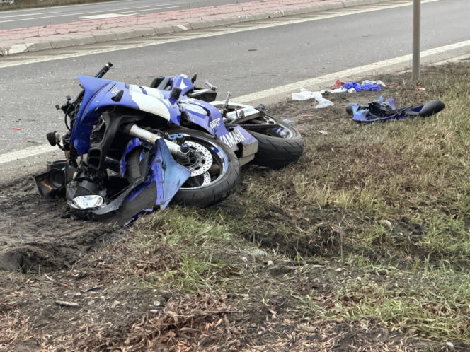 Pijany motocyklista wbił się w tył skody