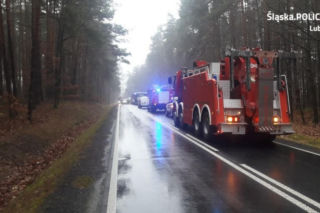 Urwała mu się naczepa i zmiażdżyła osobówkę. Kierowca powędruje do więzienia