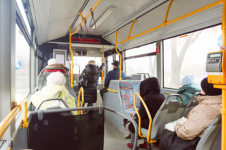 Brutalny atak w autobusie. Nożownik wciąż na wolności! Mieszkańcy Warszawy w strachu