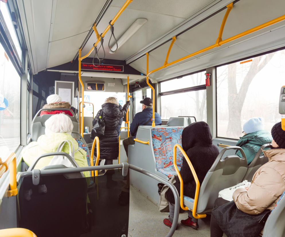 Nożownik z warszawskiego autobusu nadal na wolności. Policja zna tożsamość, ale sprawca zniknął