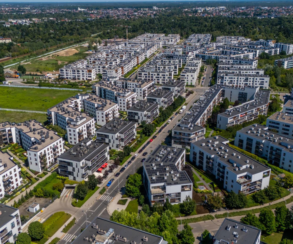 Osiedle Wilno z lotu ptaka. Gęsta, biało-szara zabudowa wielorodzinna na warszawskim Targówku. O inwestycji pisze Architektura.
