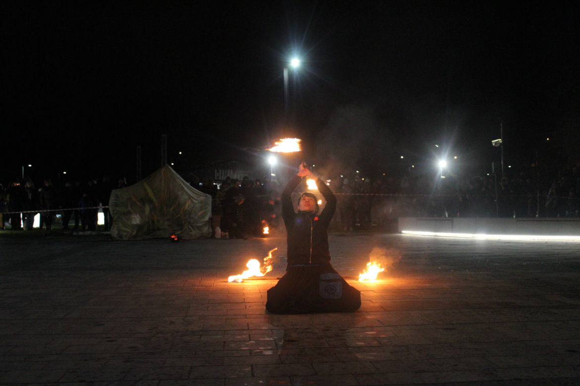 WOŚP 2023 w Krakowie: Fire Show w Nowej Hucie w wykonaniu grupy Spontan Fire