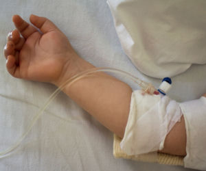 Ojciec rzucił niemowlęciem o podłogę. Lekarze przekazli smutne wieści