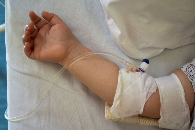 Dziecko wypadło z balkonu na piątym piętrze, matka spała pijana! Dramat w Łomży