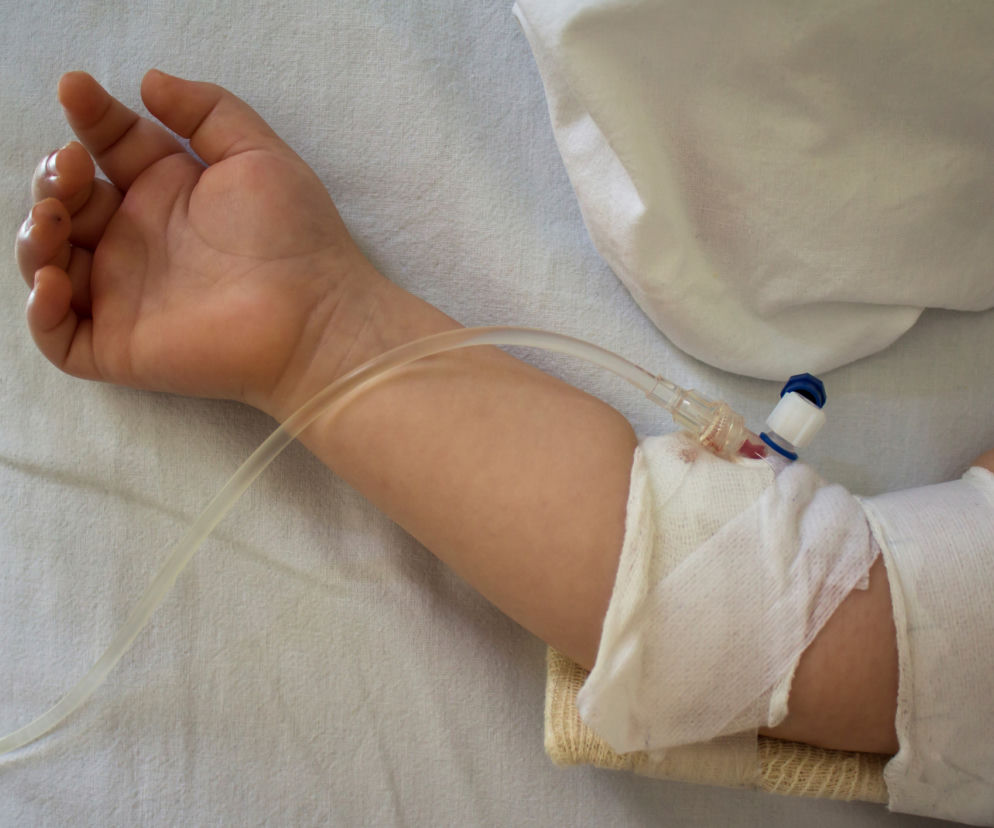 Ojciec rzucił niemowlęciem o podłogę. Lekarze przekazli smutne wieści