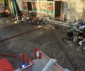 Pożar pod Tarnowem. Płonął sklep spożywczy