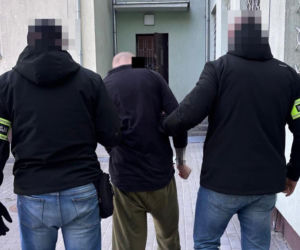 Bił, kopał i rzucał swoją partnerką o podłogę. 23-latek odpowie za usiłowanie zabójstwa