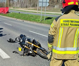 Młody motocyklista zginął po uderzeniu w znak. Koszmarny początek sezonu