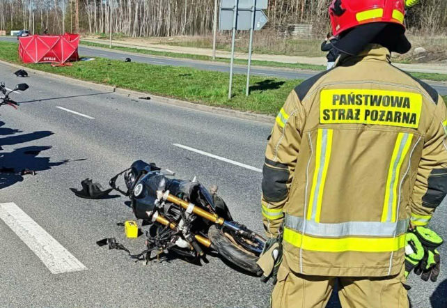 Młody motocyklista zginął po uderzeniu w znak. Koszmarny początek sezonu