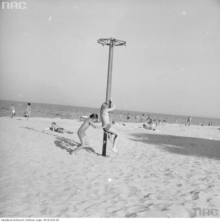 Plażowa moda sprzed lat. Tak wypoczywały nad morzem poprzednie pokolenia [ZDJĘCIA ARCHIWALNE]