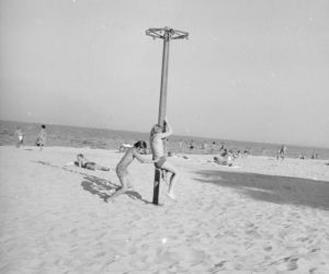 Plażowa moda sprzed lat. Tak wypoczywały nad morzem poprzednie pokolenia [ZDJĘCIA ARCHIWALNE]