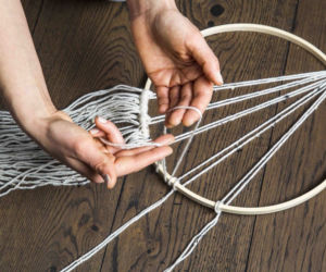 Minimalistyczny łapacz snów. Jak go wykonać - instrukcja krok po kroku.