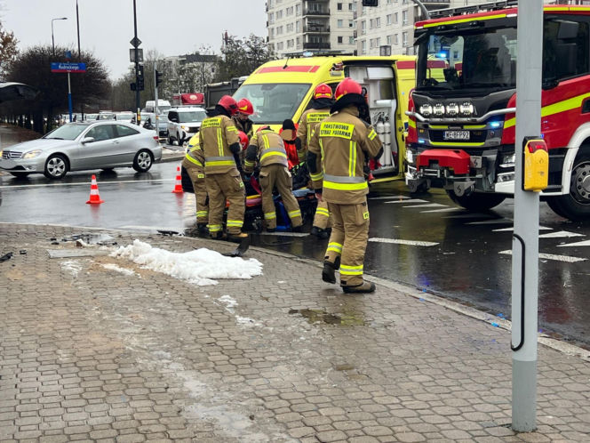 Wypadek na Maczka w Warszawie. Trzy osoby w szpitalu, ogromne utrudnienia w kierunku centrum.