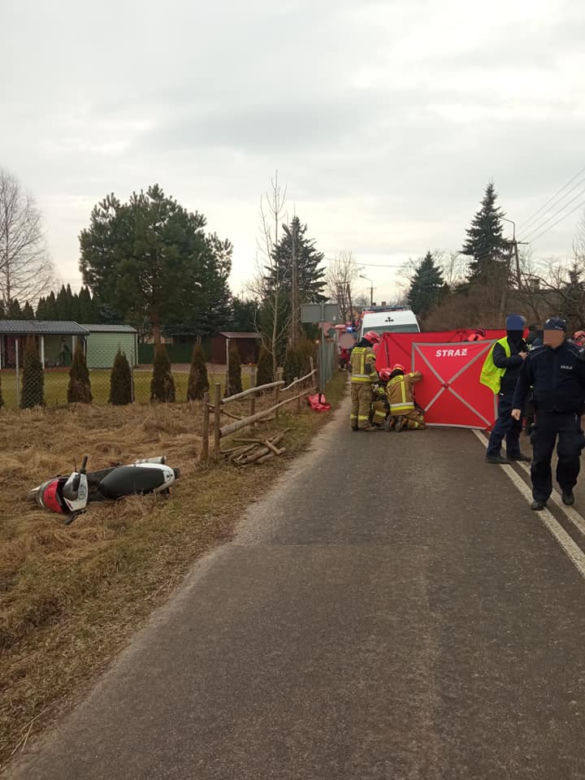 Skuterzysta bez kasku wbił się w w tira. Dramat pod Legionowem