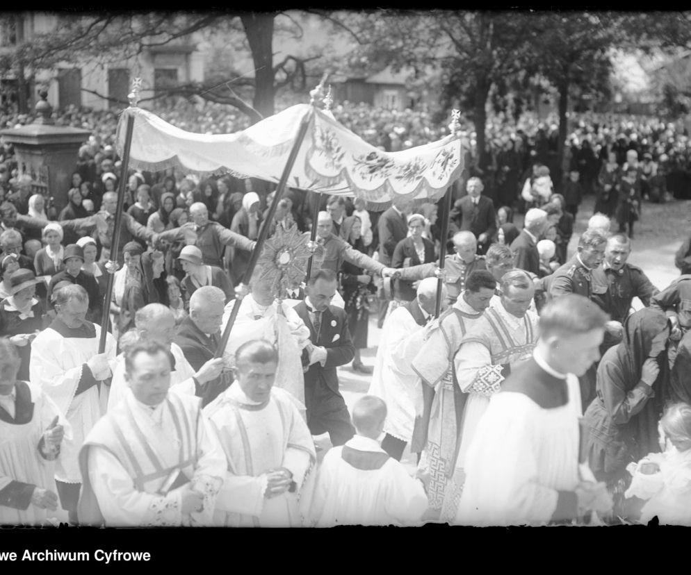 Uroczystość Bożego Ciała w Warszawie celebrowana przez Prymasa Polski kardynała Stefana Wyszyńskiego - 1957 rok