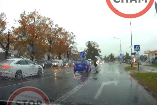 Ominął auto i prawie rozjechał pieszego. Szok na pasach! [WIDEO]