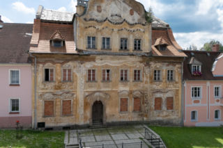 Ocalą barokową kamienicę w Lewinie Kłodzkim. Gmina kupiła niszczejący zabytek