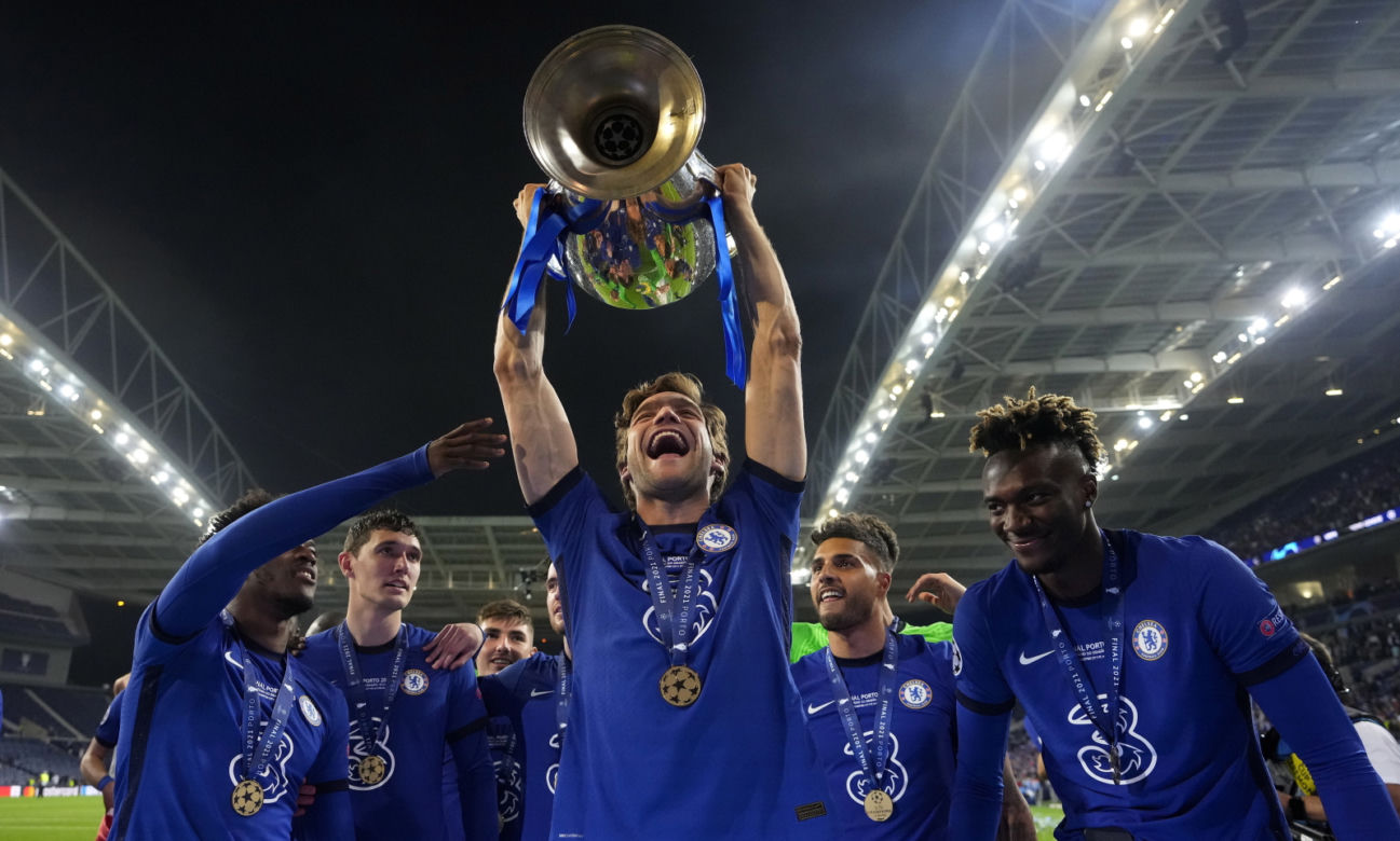 Piłkarze i kibice Chelsea Londyn świętują wygranie Ligi Mistrzów po zwycięstwie w finale 1:0 z Manchesterem City 