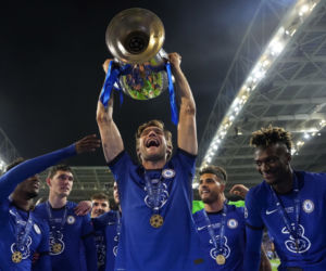 Piłkarze i kibice Chelsea Londyn świętują wygranie Ligi Mistrzów po zwycięstwie w finale 1:0 z Manchesterem City 