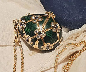 Mężczyzna zniósł jajo Faberge! Naturalnym sposobem