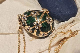 Mężczyzna zniósł jajo Faberge! Naturalnym sposobem