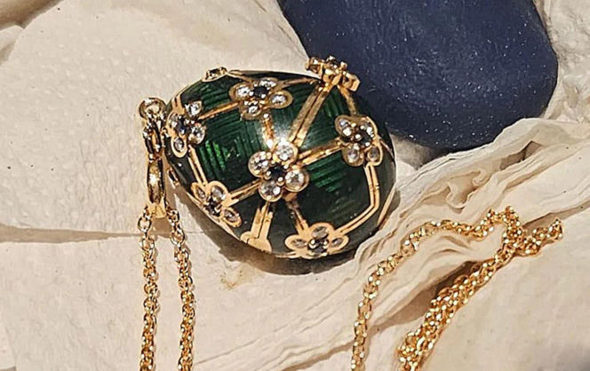 Mężczyzna zniósł jajo Faberge! Naturalnym sposobem