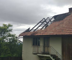 Gaboń. Piorun uderzył w dach budynku! Doszło do pożaru