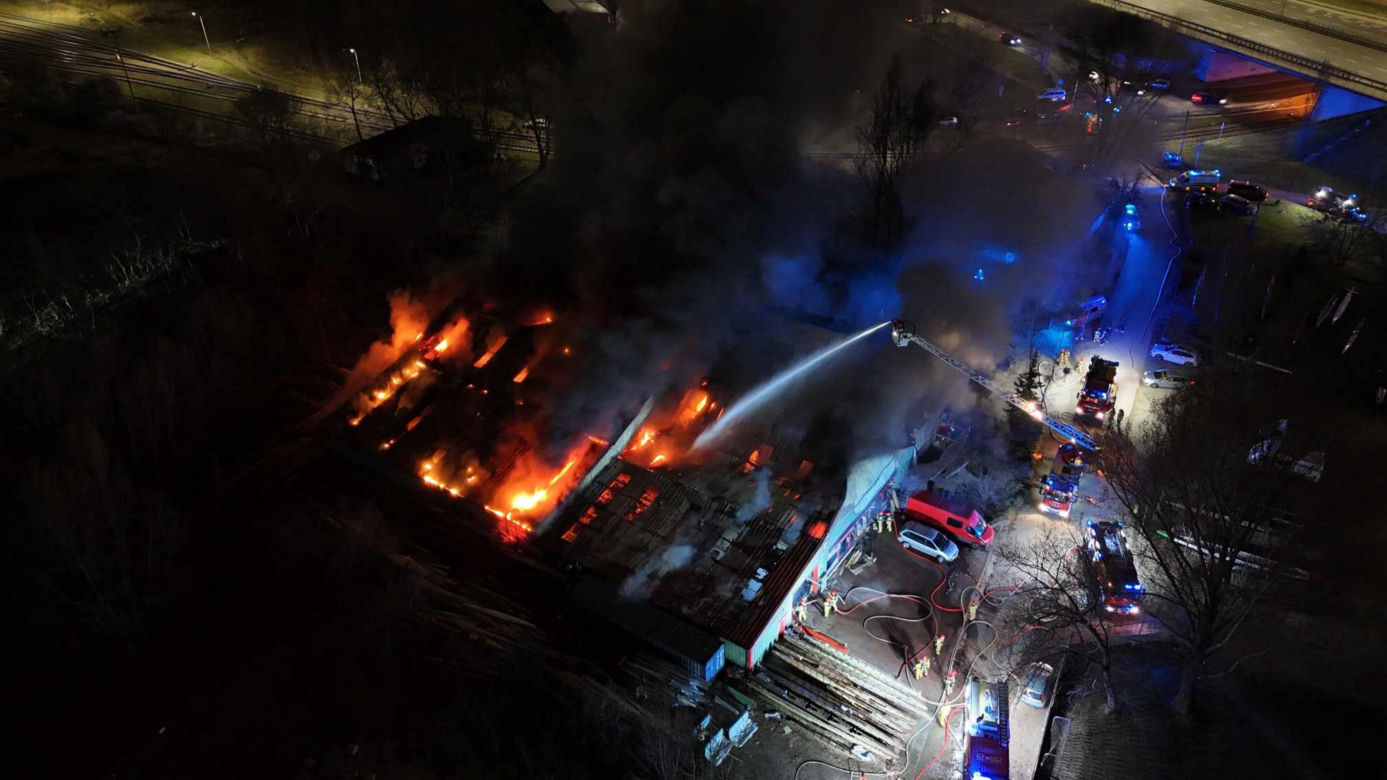 Ogromny pożar na Białołęce. Czarna chmura nad Warszawą