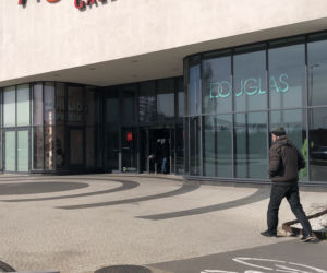 Kalisz w obliczu koronawirusa: opustoszałe sklepy, kolejki przed bankami, mieszkańcy zdystansowani
