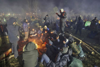 Granica białoruska. Tłum migrantów koczuje na granicy z Białorusią. DRAMATYCZNE ZDJĘCIA