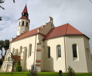 Leży na pograniczu dwóch historycznych krain. Jedno z najpiękniejszych miast w woj. łódzkim