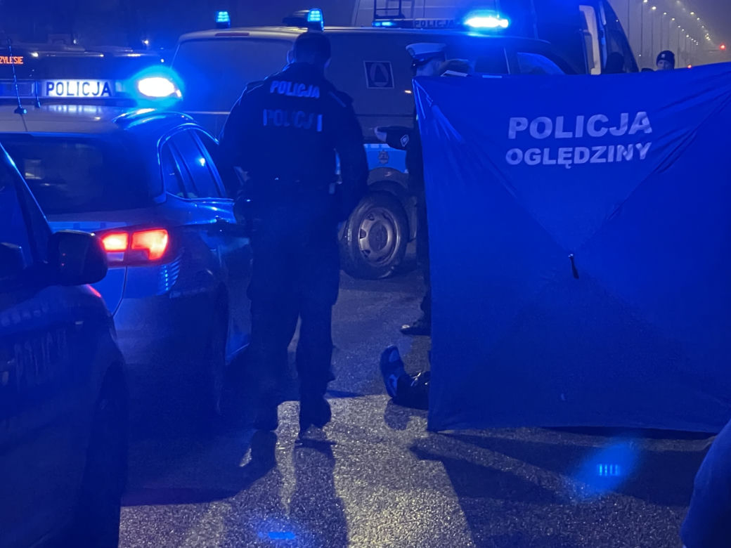 Volkswagen huknął w pieszego na pasach. Mężczyzna nie żyje