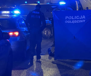 Volkswagen huknął w pieszego na pasach. Mężczyzna nie żyje