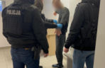 Zuchwała kradzież puszki WOŚP w Łomży. 40-letni recydywista zaatakował policjantów nożem