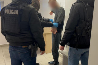 Zuchwała kradzież puszki WOŚP w Łomży. 40-letni recydywista zaatakował policjantów nożem