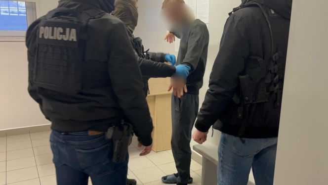 Zuchwała kradzież puszki WOŚP w Łomży. 40-letni recydywista zaatakował policjantów nożem