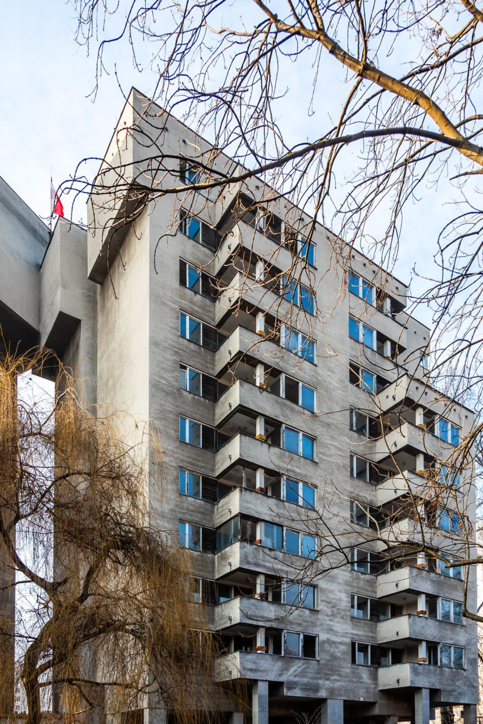 Szpiegowo, blok na Sobieskiego 100 w Warszawie