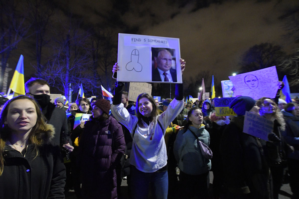 Transparenty na antyrosyjskich protestach