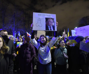 Transparenty na antyrosyjskich protestach