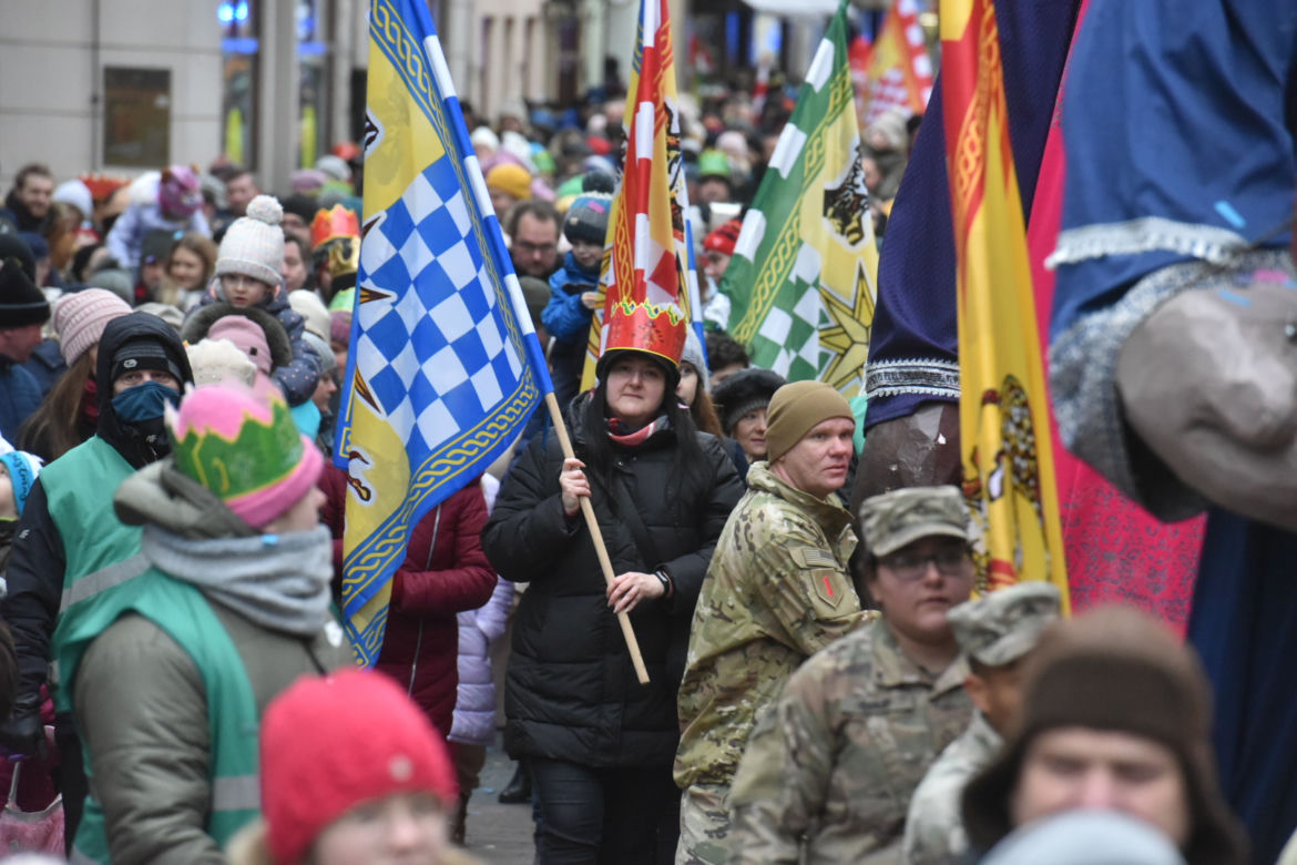 Orszak Trzech Króli 2023 w Toruniu. Efektowne figury, piękne kolory i aktywiści o dramacie uchodźców