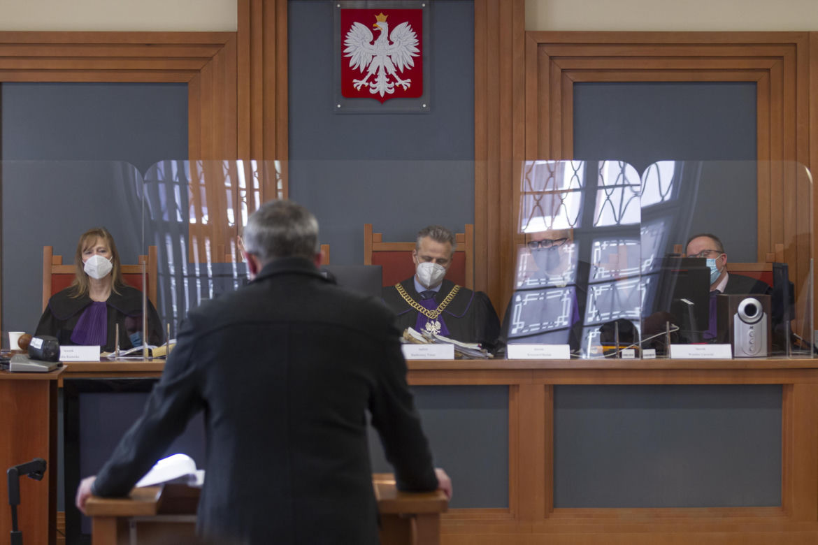 "Zastrzelił ukochaną z rewolweru". Zdjęcia podpięte pod Wrocław. Autor: Tomasz Golla. 