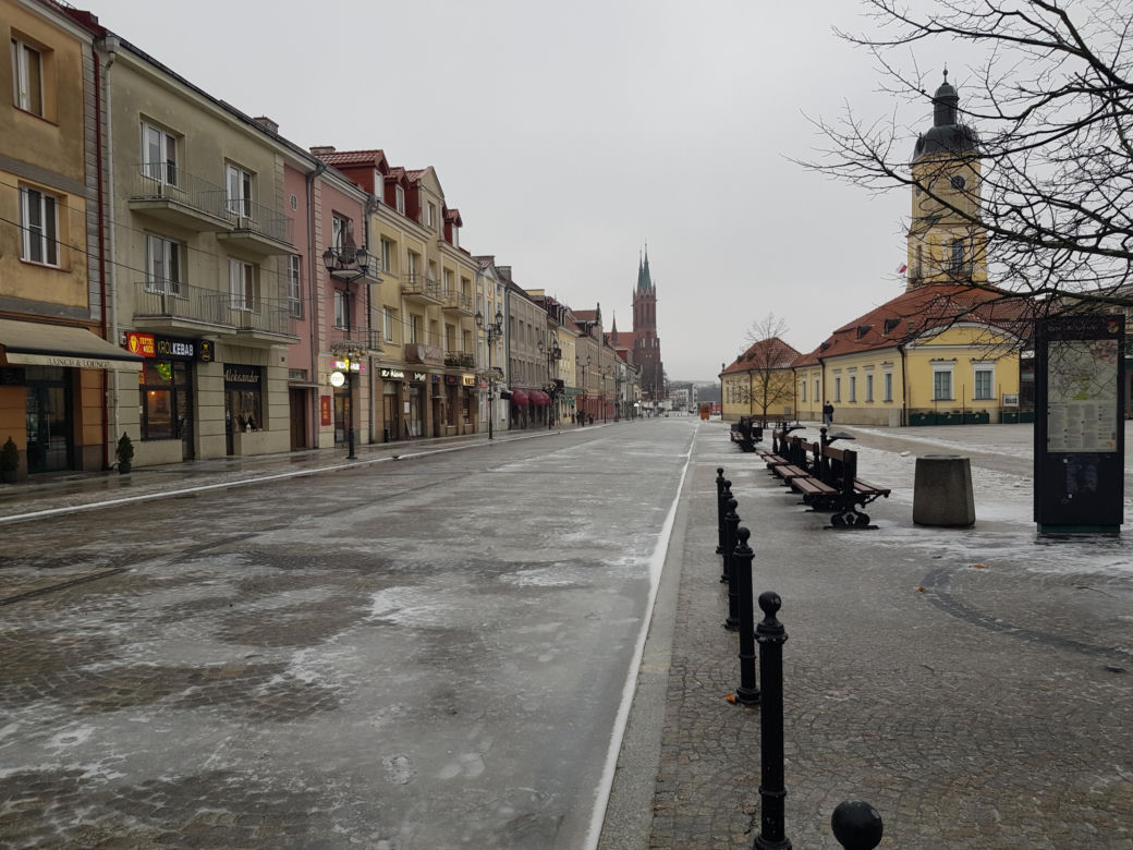 Gołoledź, marznące opady i oblodzone chodniki. Tak wyglądał poranek na drogach w Białymstoku