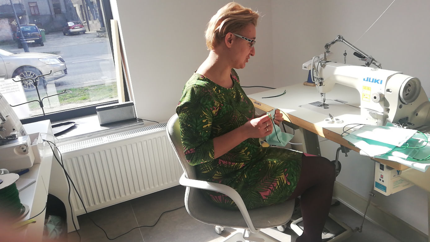 Radomianka szyje maseczki, bo chce pomóc innym 