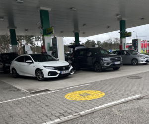 Tusk obniża ceny paliw, a Niemcy masowo ruszają do Polski. Ile naprawdę można zaoszczędzić?