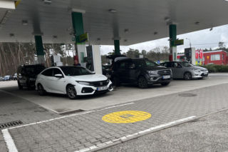 Tusk obniża ceny paliw, a Niemcy masowo ruszają do Polski. Ile naprawdę można zaoszczędzić?