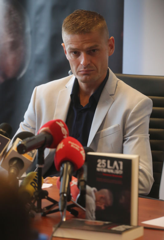 Konferencja, Tomasz Komenda