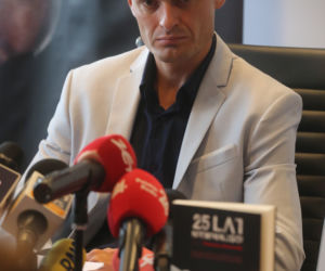 Konferencja, Tomasz Komenda