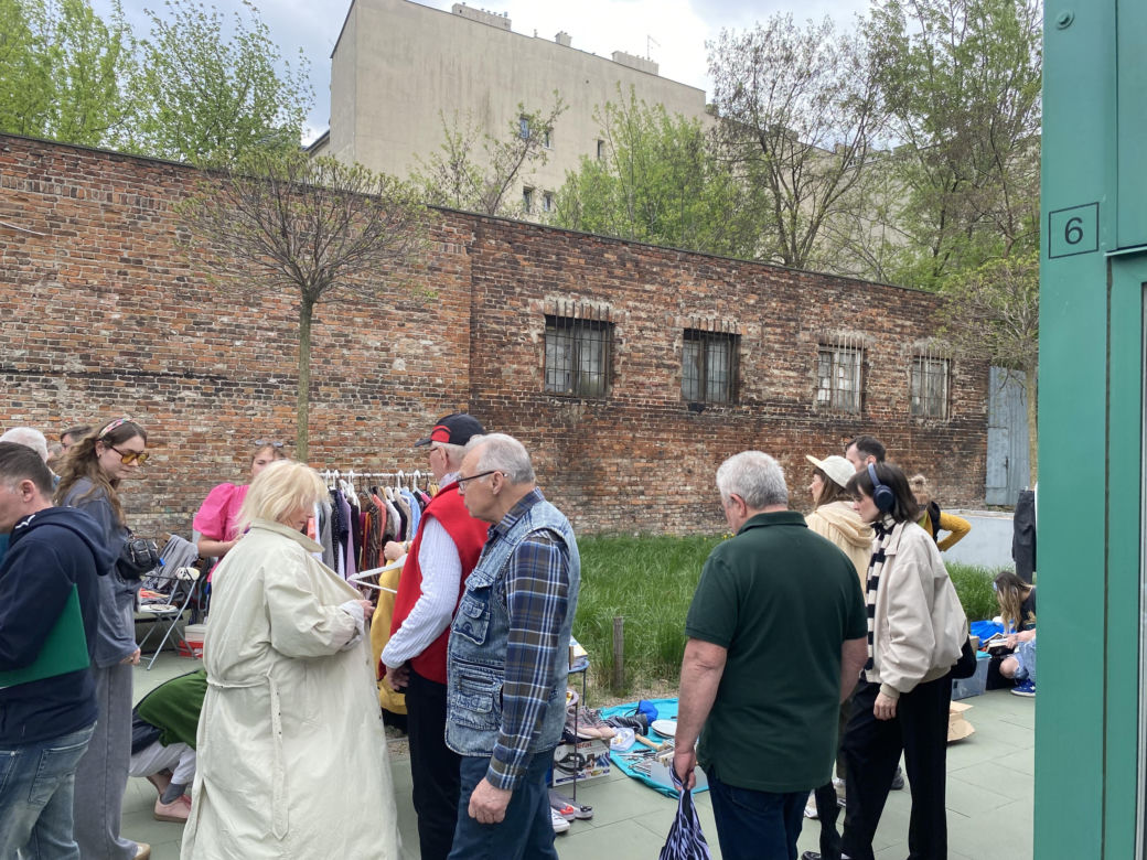 Garażówka na Bazarze Różyckiego