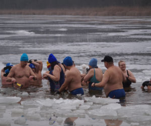 Lodowata woda, gorące emocje. Morsy znów opanowały jezioro pod Bydgoszczą